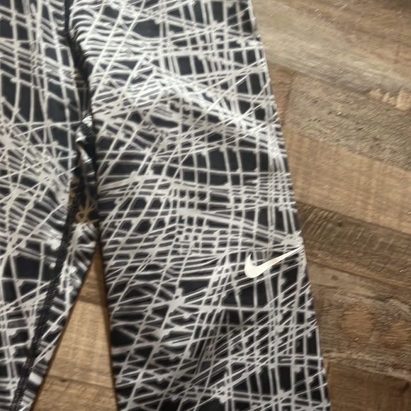 Nike crop leggings - Picture 2 of 3